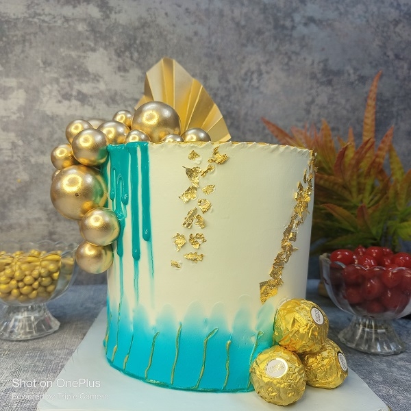 Pineapple Flavour Cake with Golden Leaf & Ferrero