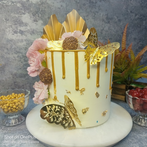 Pineapple Flavour Cake with Golden Leaf & Flowers