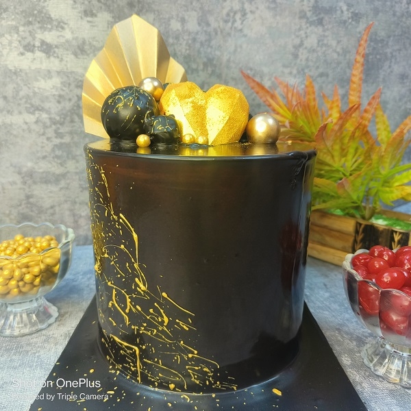 Chocolate Cake With Circle Balls & Golden Heart