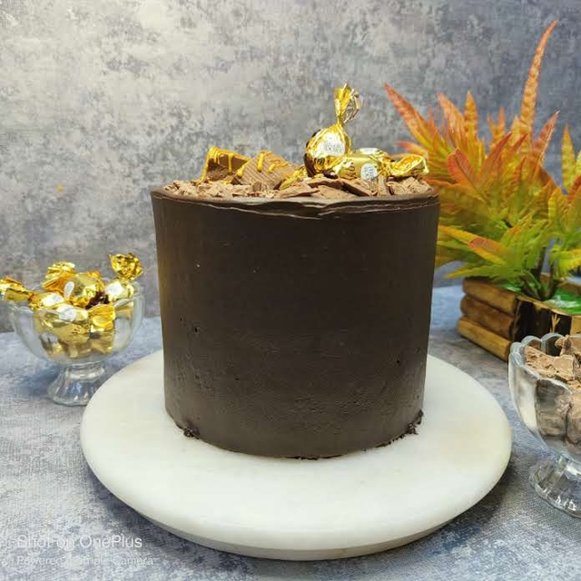 Choclate Pillar Cake With Ferrero