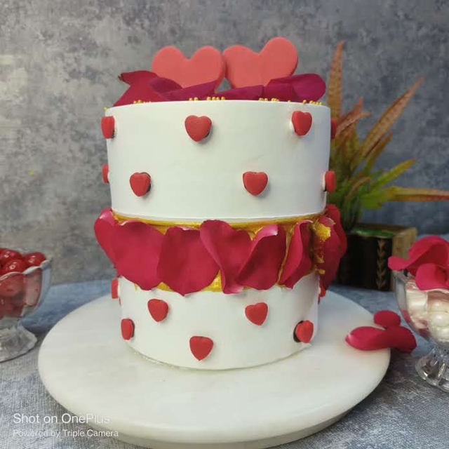 Pillar Cake With Rose Patels