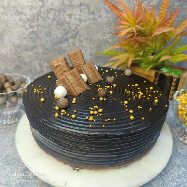 Round Shape Chocolate Choco Chip Cake