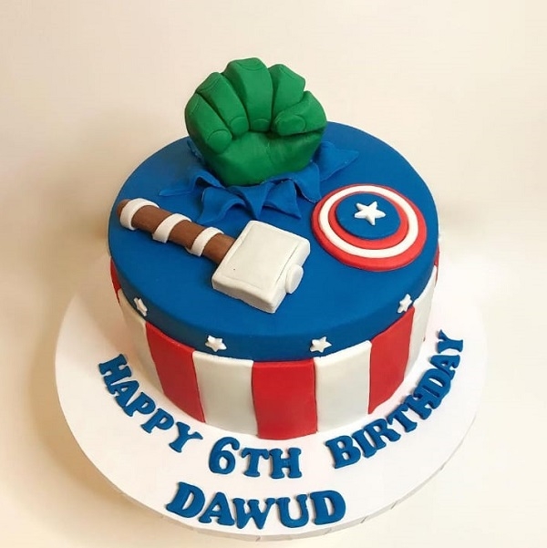 Avengers theme cake 4