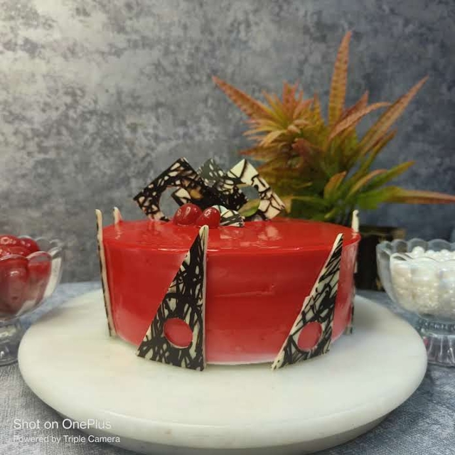Round Shape Strawberry Flavour Cake